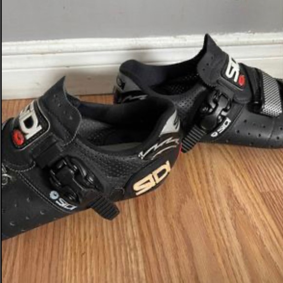 Boys size 5 mountain bike shoes - Picture 5 of 6